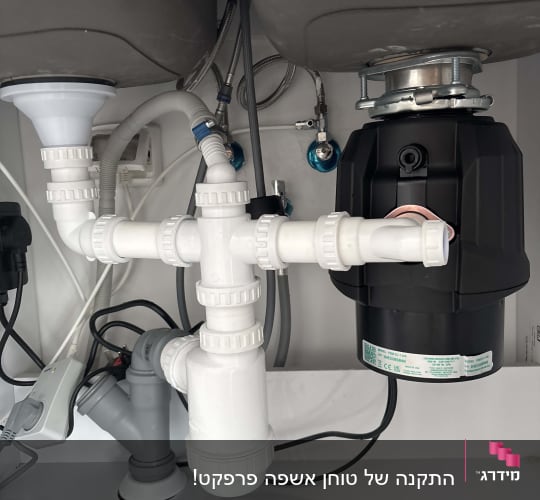 מערכת צנרת מתחת לכיור עם מחבר ומסנן